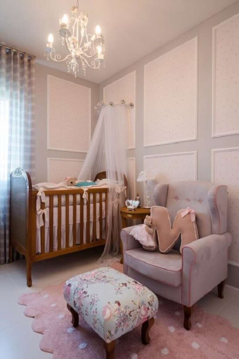 48. Dossel de parede para quarto de bebê cinza e rosa decorado com berço de madeira – Foto: TulipaBaby