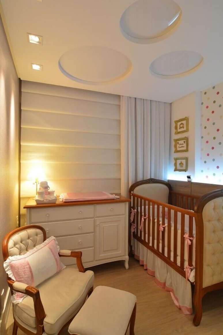 3. Cores claras para quarto de bebe pequeno decorado com berço de madeira capitonê – Foto: Anna Maya Arquitetura