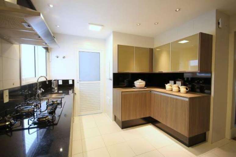 13. Arm&aacute;rio de cozinha de vidro na cor bege com gabinetes de madeira &ndash; Foto Meyer Cortez