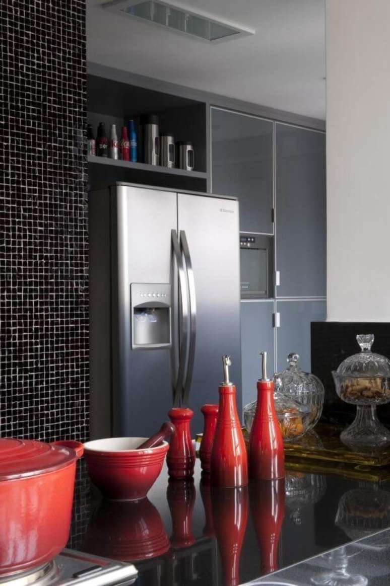 58. Cozinha com porta de vidro e pastilhas pretas &ndash; Foto Jamile