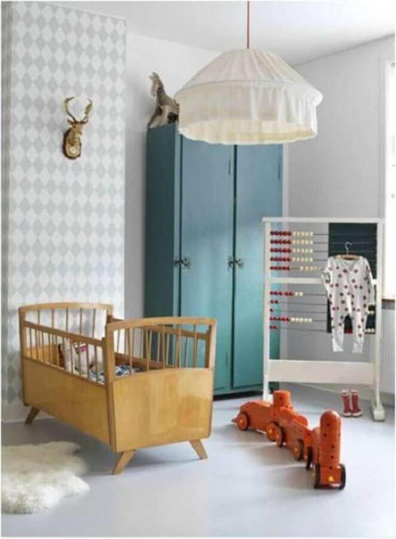 4. Mini berço de madeira para quarto de bebe simples decorado com papel de parede cinza e branco – Foto: Just Real Moms