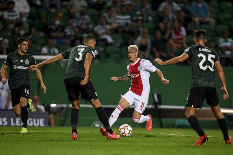Antony deu duas assistências para Haller na vitória do Ajax sobre o Sporting (Foto: PATRICIA DE MELO MOREIRA / AFP)