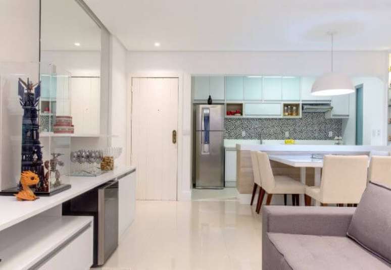 54. Decora&ccedil;&atilde;o de cozinha americana com arm&aacute;rio de vidro &ndash; Foto Milla Holtz