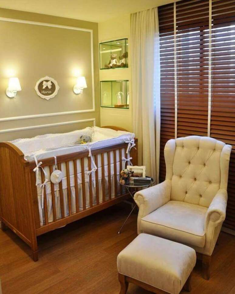 32. Cores neutras para quarto de bebê decorado com poltrona capitonê e berço de madeira – Foto: A2 Juliana Farias Arquitetura