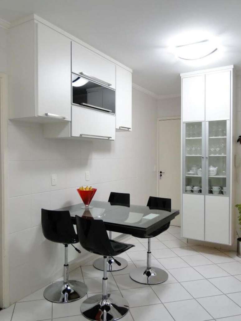 14. Arm&aacute;rio de cozinha de vidro pequeno &ndash; Foto Giuliano Luchetti