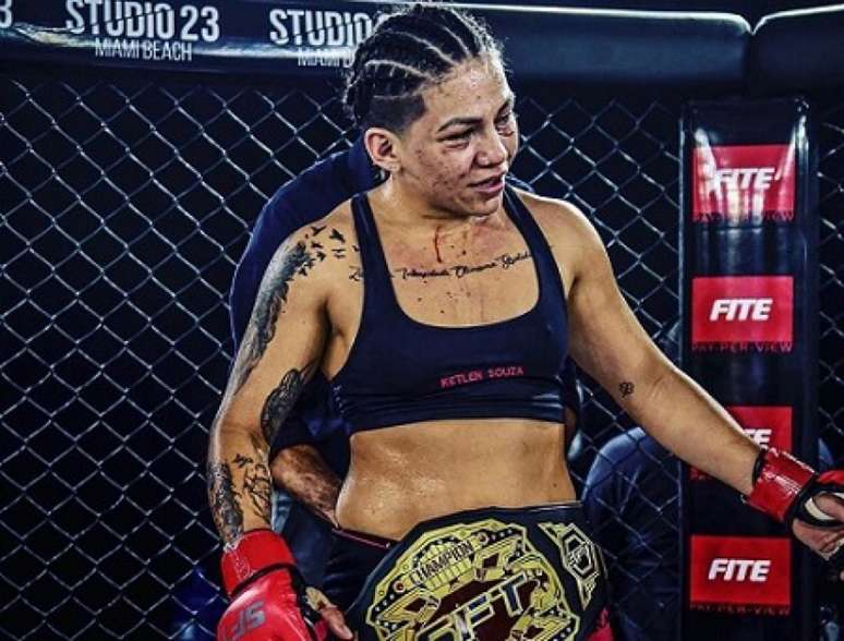 Ketlen Esquentadinha é a nova campeã peso-galo do SFT MMA (Foto: Divulgação SFT)