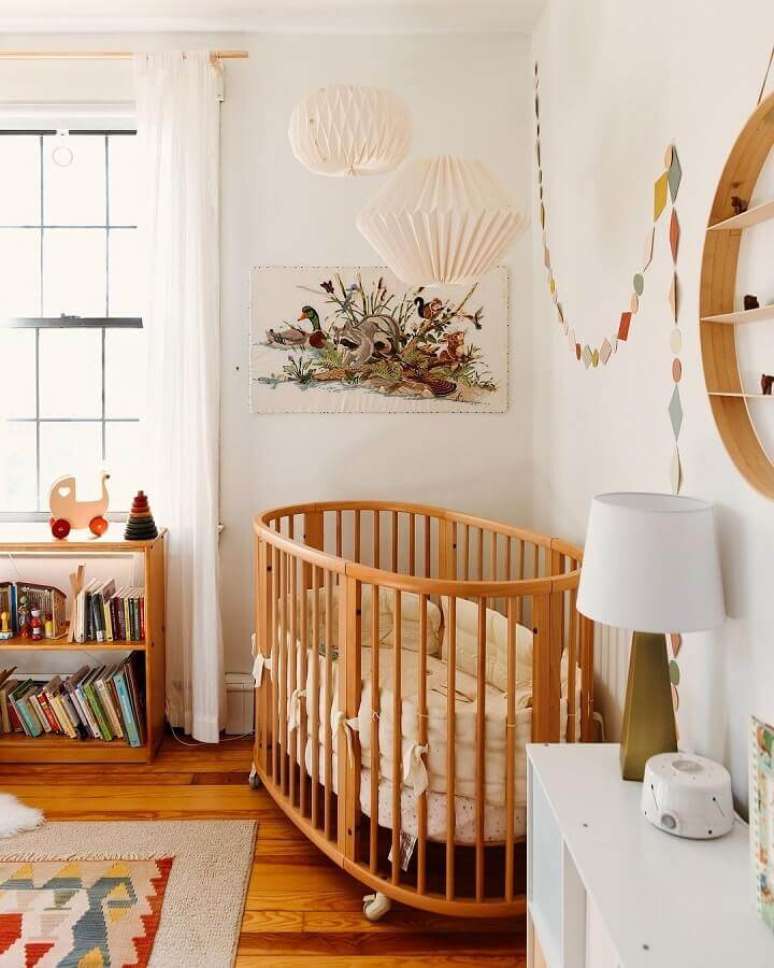 45. Decoração simples para quarto de bebe com berço de madeira arredondado – Foto: Deux par Deux
