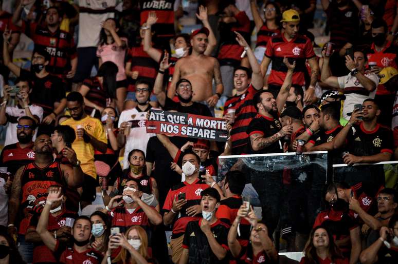 Muitos torcedores do Flamengo não utilizaram máscara no jogo com o Barcelona e, antes, contra o Grêmio (foto)