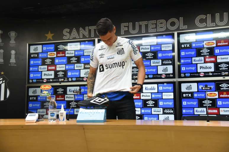 Velázquez vestiu pela primeira vez a camisa do Santos em sua apresentação Divulgação Santos