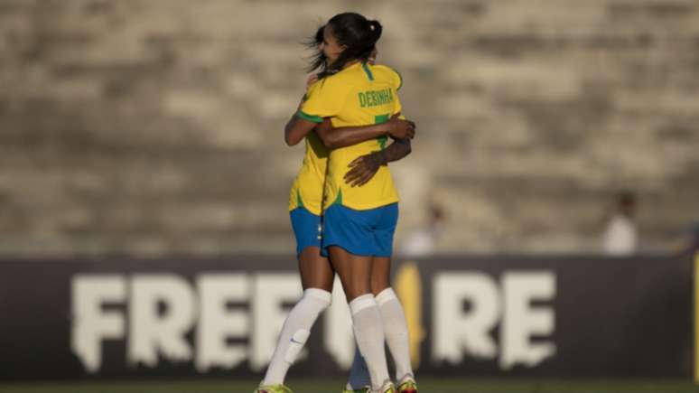 'Precisamos de meninas que tenham coragem de avançar ao ataque, de ir para cima', diz Debinha (celebrando o gol brasileiro) (Talita Gouvêa/CBF