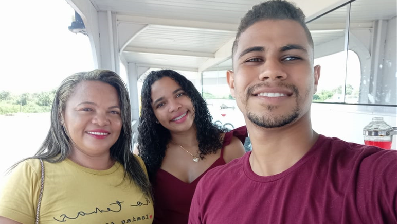 Carlos Almeida e a esposa Karine Oliveira (ao centro) ao lado da mãe dela, Jeane: os três estão desaparecidos em naufrágio