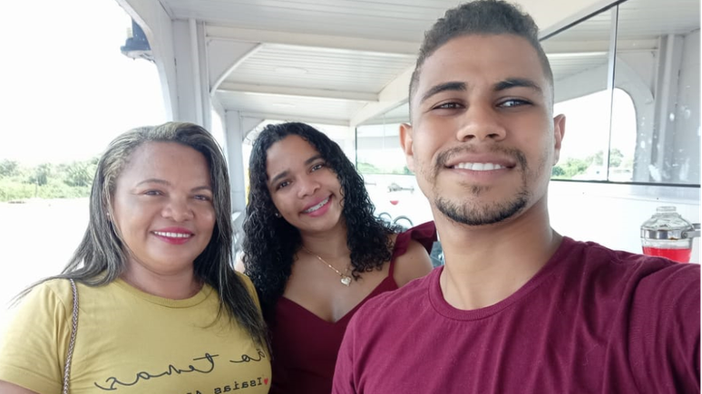 Carlos Almeida e a esposa Karine Oliveira (ao centro) ao lado da m&atilde;e dela, Jeane: os tr&ecirc;s est&atilde;o desaparecidos em naufr&aacute;gio