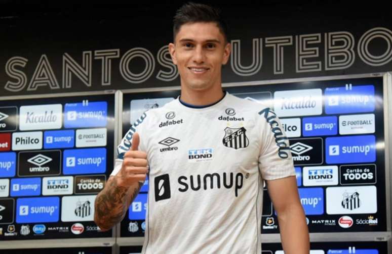 Emiliano Velázquez foi apresentado nesta quinta e deve fazer a estreia no sábado (Foto: Divulgação)