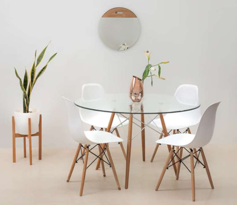 7. Sala de jantar com mesa eiffel com tampo de vidro – Foto Denver Concept