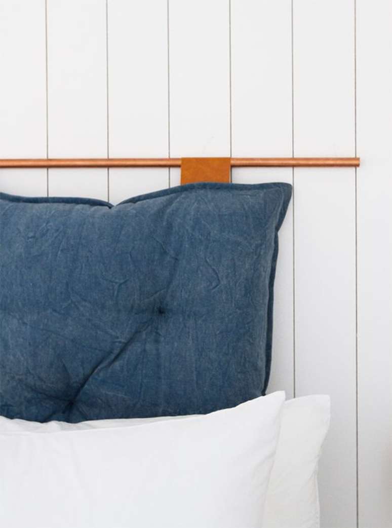 30. Quarto de casal branco com almofada de cabeceira azul -Foto Sarah Herman Samuel