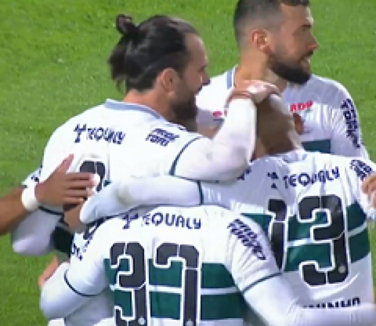 Léo Gamalho comemora seu gol com seus companheiros de time; atacante lidera briga pela artilharia (Foto: Reprodução/SporTV)