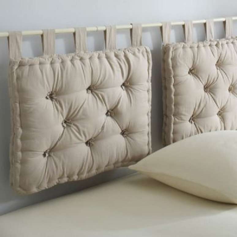 19. Cabeceira feita de almofada futon bege – Foto Deqper