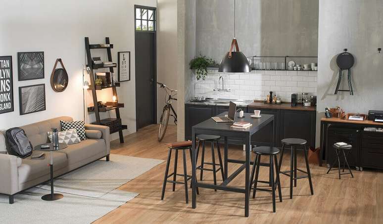 12. A mesa alta com bancos ou a mesa estante garantem um design multiuso para trabalhar em casa – Foto: Tok&Stok
