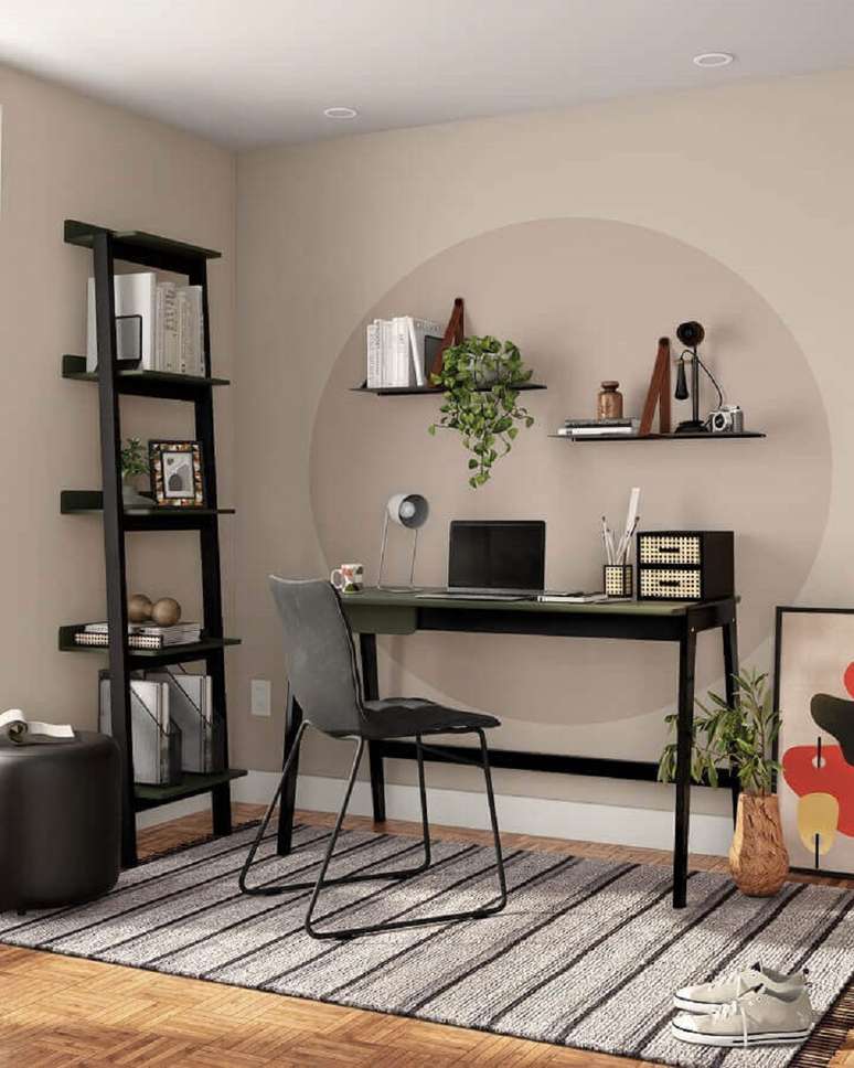 3. Decoração com mesa de escritório na sala decorada com estante pequena – Foto: Tok&Stok