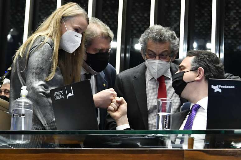 Senadores discutem com presidente da Casa, Rodrigo Pacheco, durante sessão.