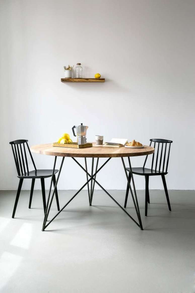 36. Sala com mesa eiffel de ferro e madeira estilo industrial -Foto Meet me At Home