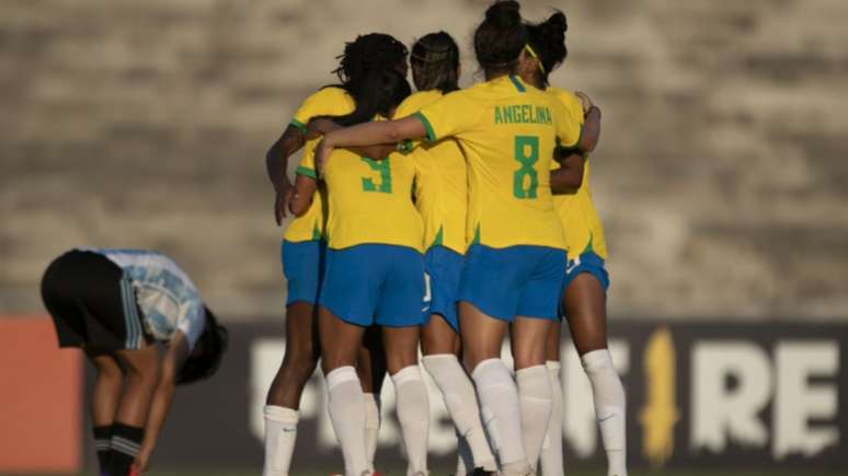 Brasileiras comemoram gol na vitória sobre a Argentina em Campina Grande (Talita Gouvêa/CBF)
