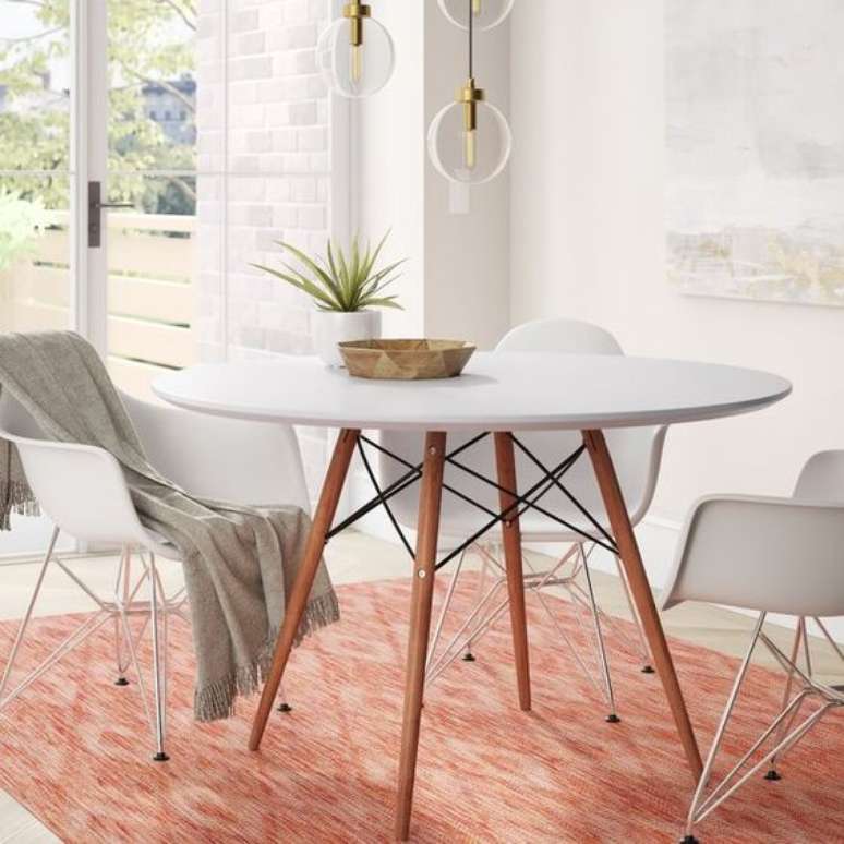 43. Sala pequena decorada com a mesa eiffel branca &ndash; Foto Wayfair