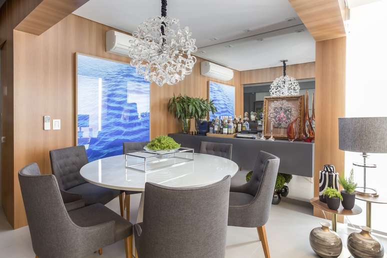 25. Mesa Eiffel para sala de jantar chique com cadeira cinza -Foto Altera Arquitetura