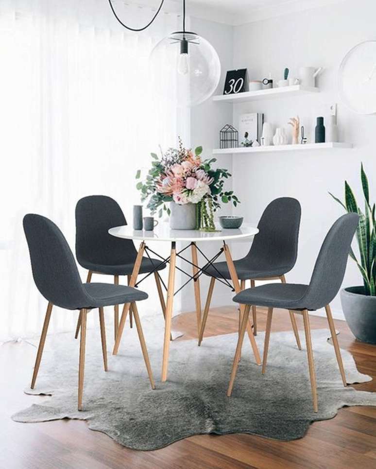 2. Sala de jantar com mesa eiffel pequena e cadeiras cinza &ndash; Foto Amazon