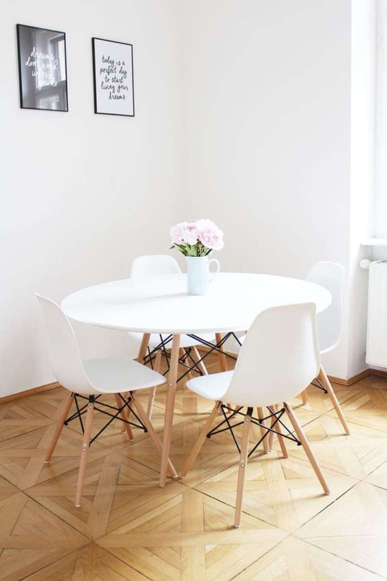 3. Mesa Eiffel Branca para sala de jantar e cadeira eames – Foto Provinz Kindchen