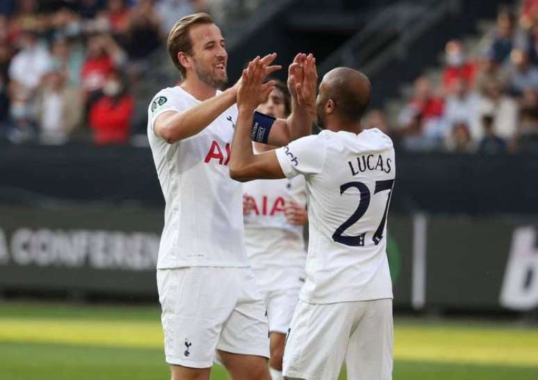 Lucas comemora com Harry Kane após ajudar Tottenham a abrir o placar na França