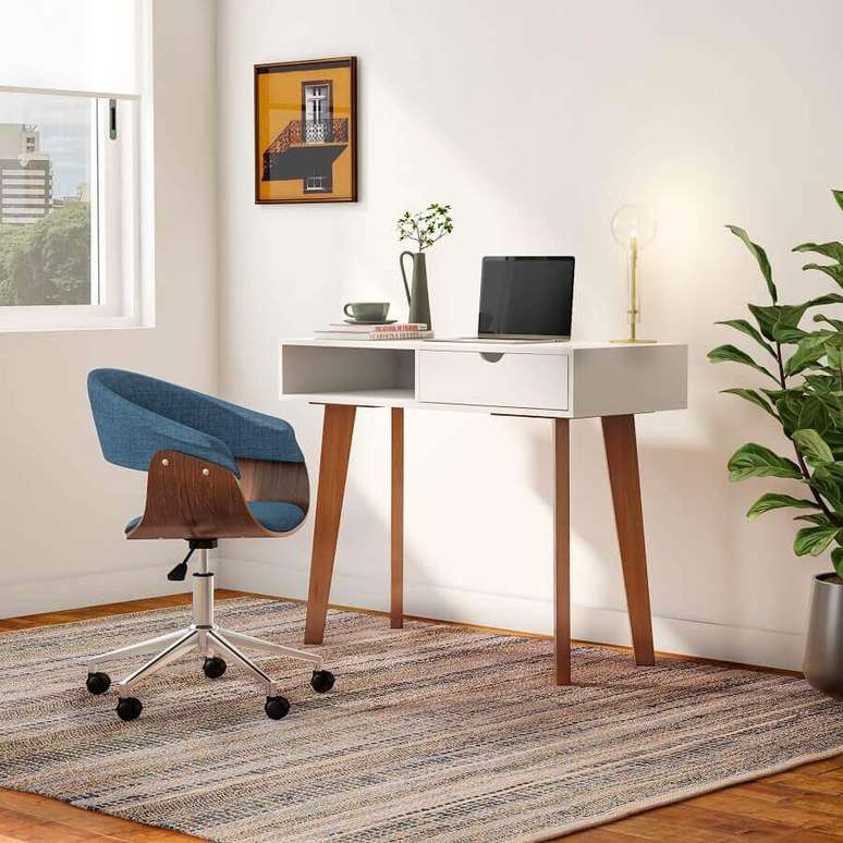 8. Mesas de escritório e escrivaninha com gaveta são sempre bem-vindas para manter tudo em ordem – Foto: Tok&Stok