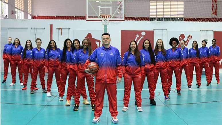 A equipe do Bradesco Esportes, de São Paulo, está na Conferência Heleninha do Brasileirão da CBB