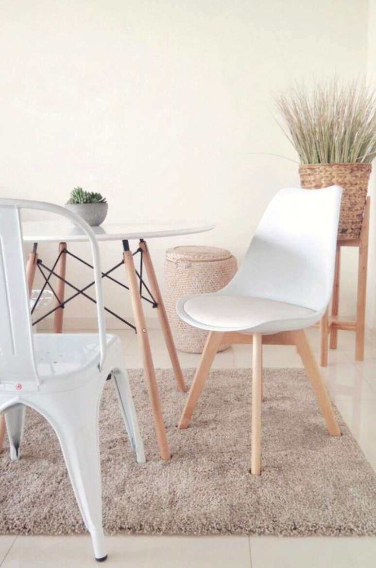 32. Mesa eiffel redonda para sala de estar rustica com cadeiras diferentes – Foto Quamo