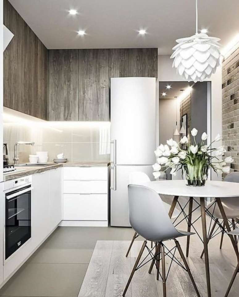 16. Cozinha pequena com mesa eiffel e lustre branco &ndash; Foto VK