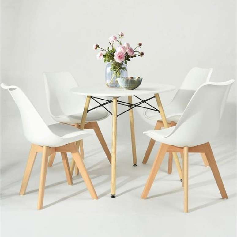 1. Mesa de jantar eiffel com cadeiras brancas e vaso de flores pink – Foto Hawkins Woodshop