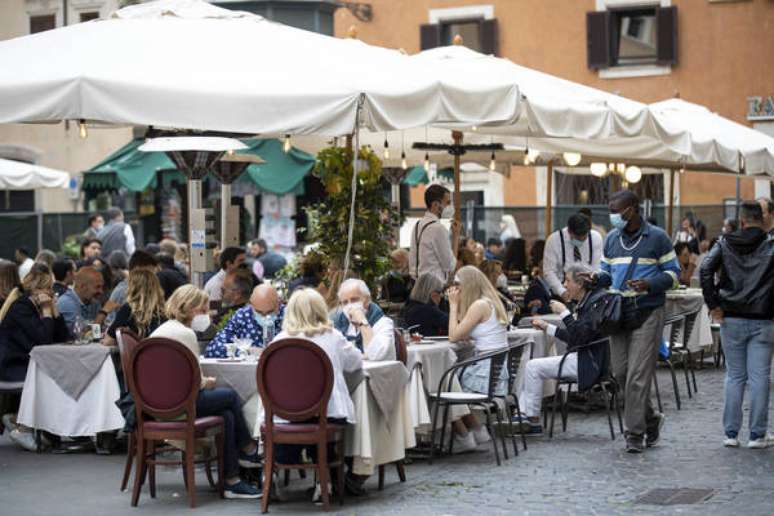 Movimentação em restaurante no centro de Roma, capital da Itália