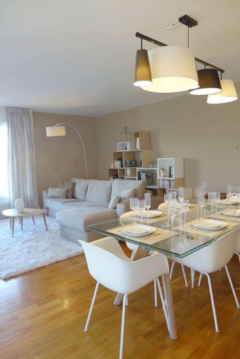 37. Sala com mesa eiffel de vidro e cadeira branca – Foto Inspira Hogar