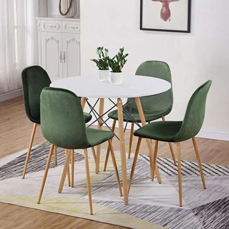 38. Sala com mesa eiffel e cadeira verde – Foto Amazon