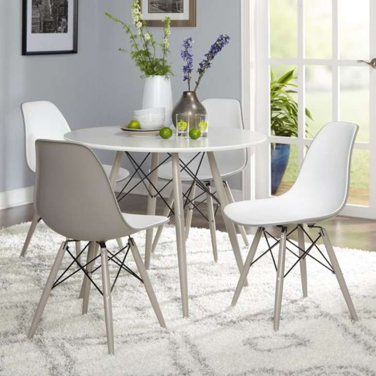 41. Sala de jantar decorada com mesa com cadeira eiffel na cor branca – Foto Walmart