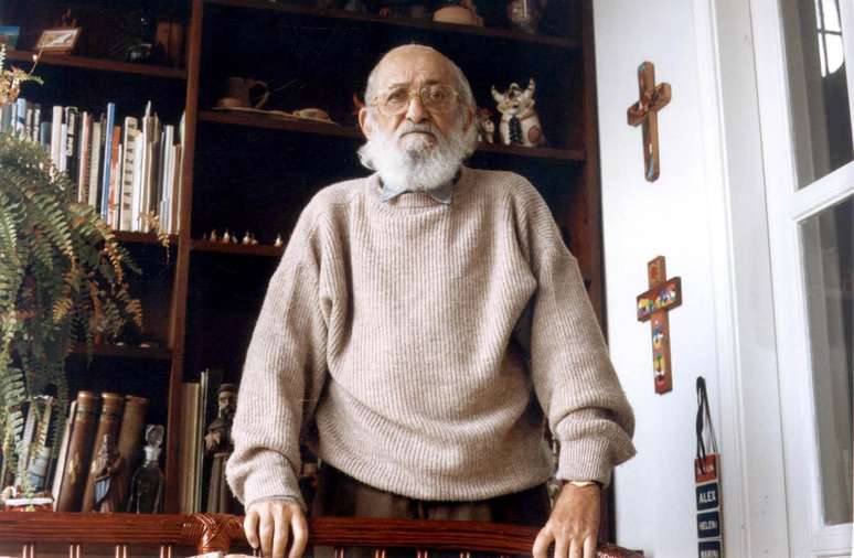 O educador e filósofo Paulo Freire posa para foto durante entrevista em 1993
