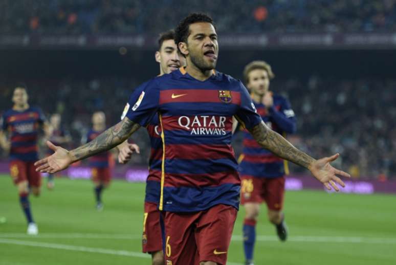 Daniel Alves conquistou 23 títulos em oito anos com a camisa do Barcelona (Foto: LLUIS GENE / AFP)