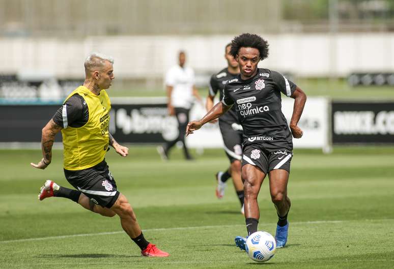 Willian e Roger Guedes durante o treino deste sábado no CT Joaquim Grava