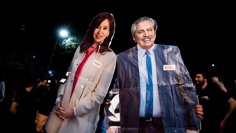 Cartazes com imagens de Cristina Kirchner e Alberto Fernández; vice e presidente estão em queda de braço pública