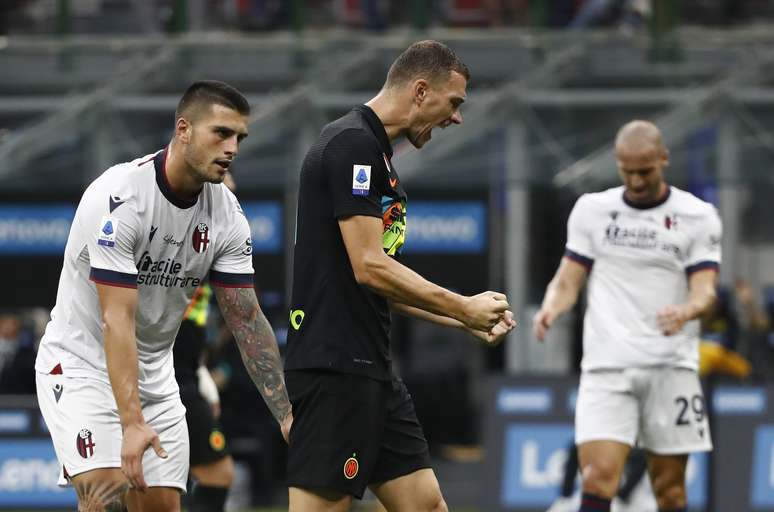 Dzeko comemora um dos seus dois gols na vitória fácil da Inter de Milão neste sábado