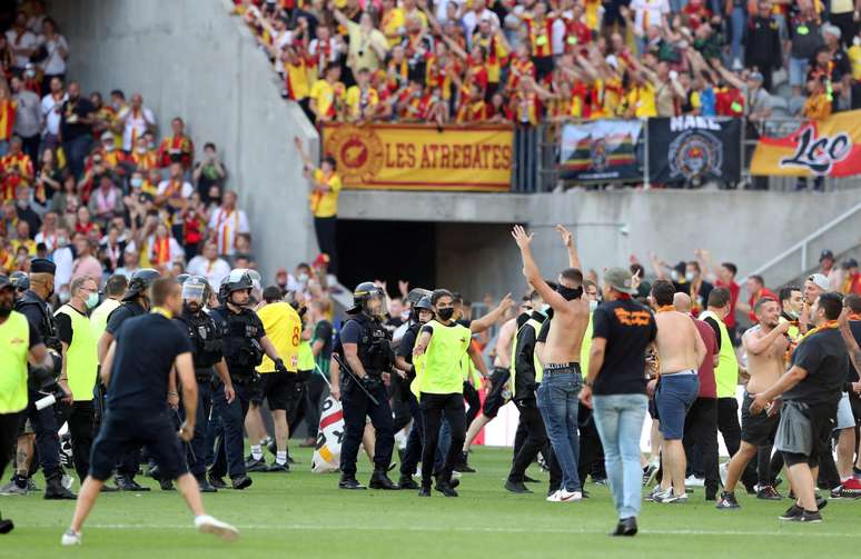 Torcedores invadem o campo para brigar no intervalo do clássico entre Lens e Lille