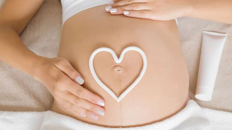 Conheça a importância de hidratar a pele durante a gravidez