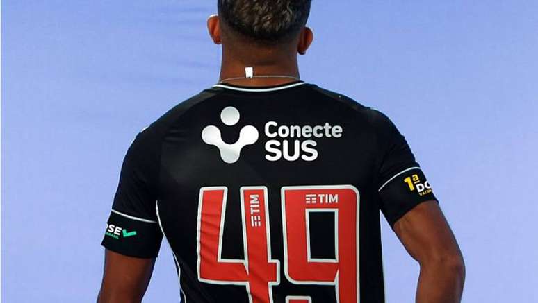 Contra o Cruzeiro, Vasco usa camisa para conscientização da vacinação contra a covid-19.