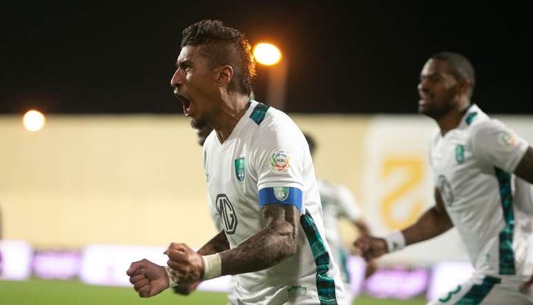 Paulinho comemora gol com a camisa do Al Ahly: adeus após apenas quatro partidas