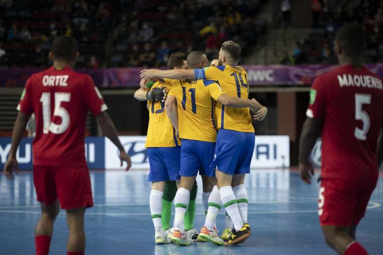 Brasileiros comemoram gol na vitória sobre o Panamá (Foto: Thais Magalhães/CBF)